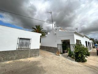 Mas à Pozoalbero. Amplia parcela próxima a jerez con 3 viviendas, naves y trastero