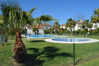 Casa aparellada a Puertas del sur - Guadabajaque. Magnífica pareada de 4 dormitorios en zona campo de golf