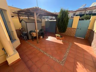 Casa adossada a Caballero Bonald-S. José Obrero-Guadalcacín. Magnífica unifamiliar de 4 dormitorios con patios delantero y tr