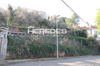 Wohngrundstück in Carrer de la ginesta 50. Para una casa a 4 vientos o dos casas pareadas