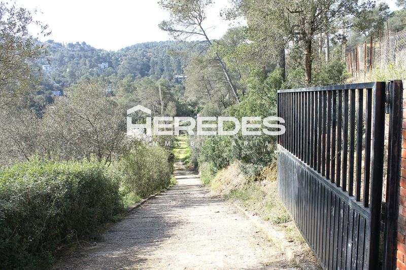 Foto 57fde7cf-5a79-48c0-9da7-90648d831179. Casa amb xemeneia aparcament a Torrelles de Llobregat