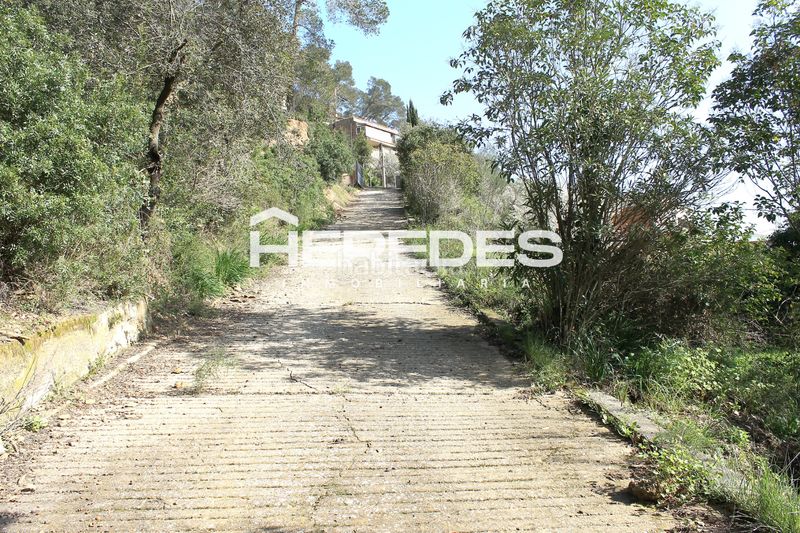 Foto 5e363da0-5a0a-4cab-810d-31be6020293c. Casa amb xemeneia aparcament a Torrelles de Llobregat