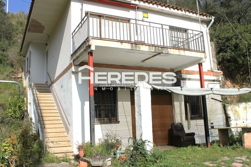 Foto 6132fcf2-9b1a-444e-8e6b-d02173227a13. Casa amb xemeneia aparcament a Torrelles de Llobregat