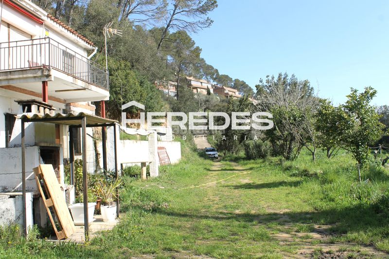 Foto a6ca2289-f8d4-43c6-a22c-d408f49477e7. Casa amb xemeneia aparcament a Torrelles de Llobregat