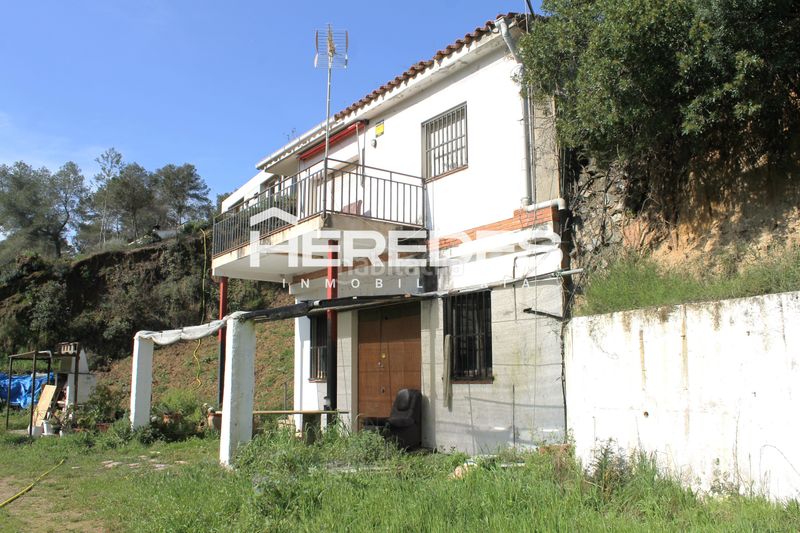 Foto af489056-c0a9-4124-b424-05fd879df7da. Casa amb xemeneia aparcament a Torrelles de Llobregat