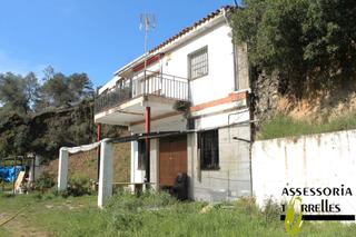 Maison à Torrelles de Llobregat. Con extraordinaria parcela de 10.355m2