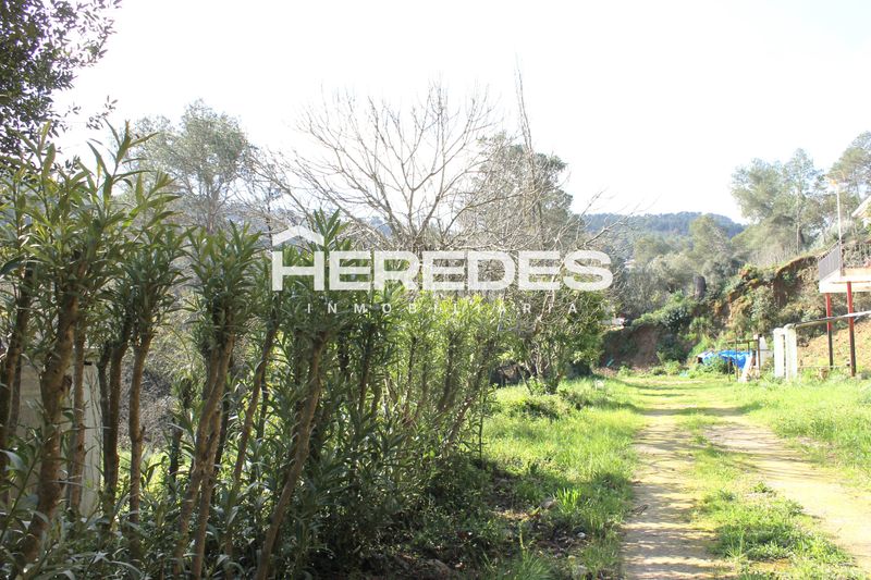 Foto c1063e24-b84b-4bf4-b2f1-f3e2f9c24e52. Casa amb xemeneia aparcament a Torrelles de Llobregat