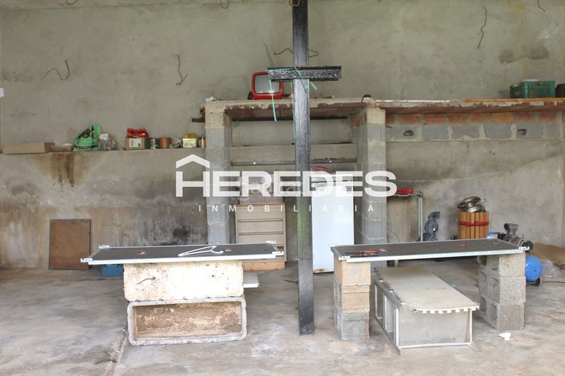 Foto dd808d68-cdce-4fe8-959e-a76113d1d757. Casa amb xemeneia aparcament a Torrelles de Llobregat
