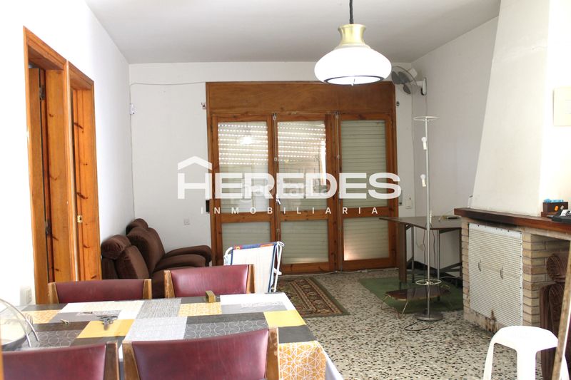 Foto e96bc427-7149-484c-b218-e2c2628d8766. Casa amb xemeneia aparcament a Torrelles de Llobregat