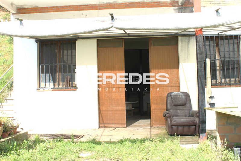 Foto f7471aca-7eca-47b6-bce3-59a22c8b5efa. Casa amb xemeneia aparcament a Torrelles de Llobregat