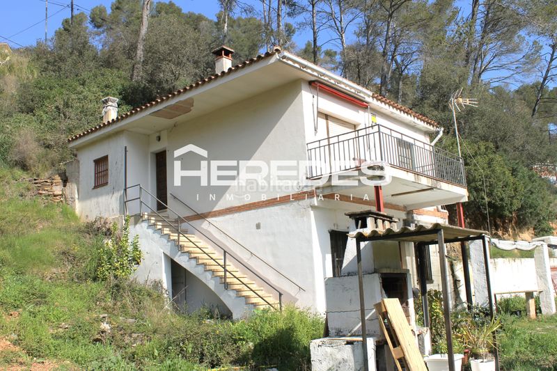 Foto f83febf7-9ded-453c-be5f-79289e4bcc4a. Casa amb xemeneia aparcament a Torrelles de Llobregat