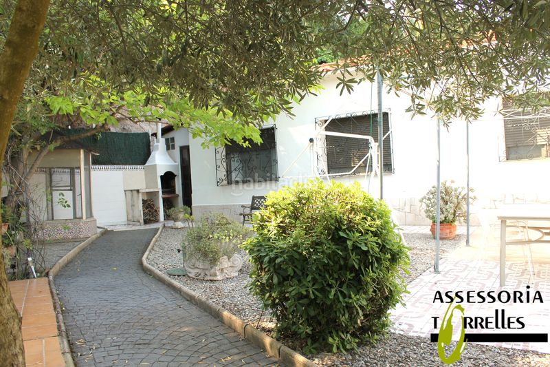 Foto bbfdab79-468c-47c0-8b9a-34f4de18230c. Xalet amb xemeneia calefacció aparcament piscina a Torrelles de Llobregat