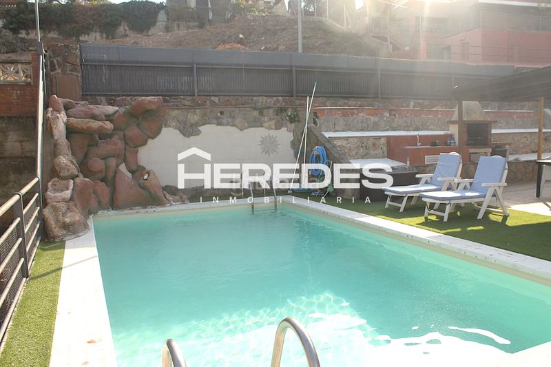 Foto 07037866-f2dd-4330-9413-fb3f25b66f9f. Casa amb xemeneia calefacció aparcament piscina a Torrelles de Llobregat