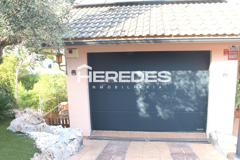 Foto 0bec0f38-6ff4-4407-9060-7504820ea3cb. Casa amb xemeneia calefacció aparcament piscina a Torrelles de Llobregat