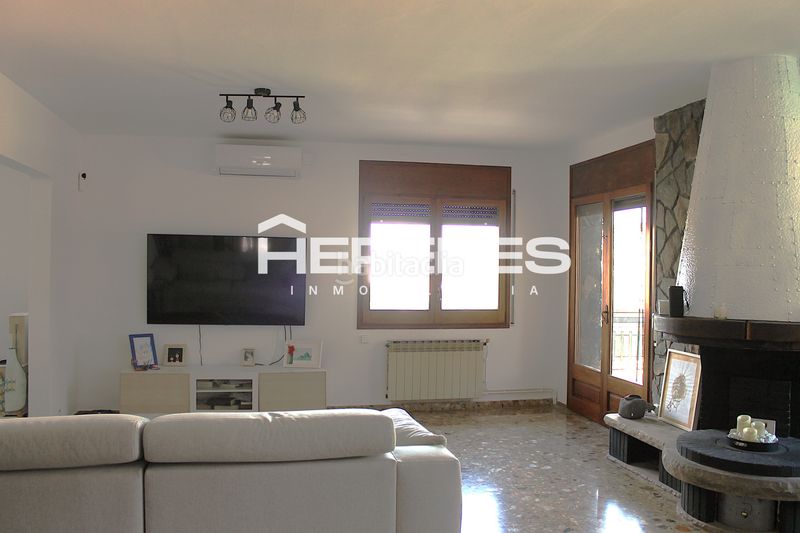 Foto 13a40dd8-3898-4897-9ac3-37737cae689a. Casa amb xemeneia calefacció aparcament piscina a Torrelles de Llobregat