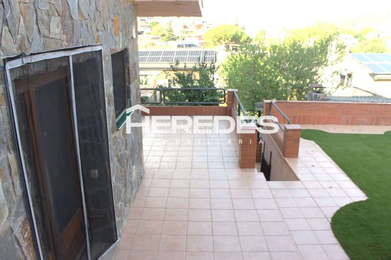 Foto 315c1062-d877-40ae-b08c-4e8dd2d36271. Casa amb xemeneia calefacció aparcament piscina a Torrelles de Llobregat