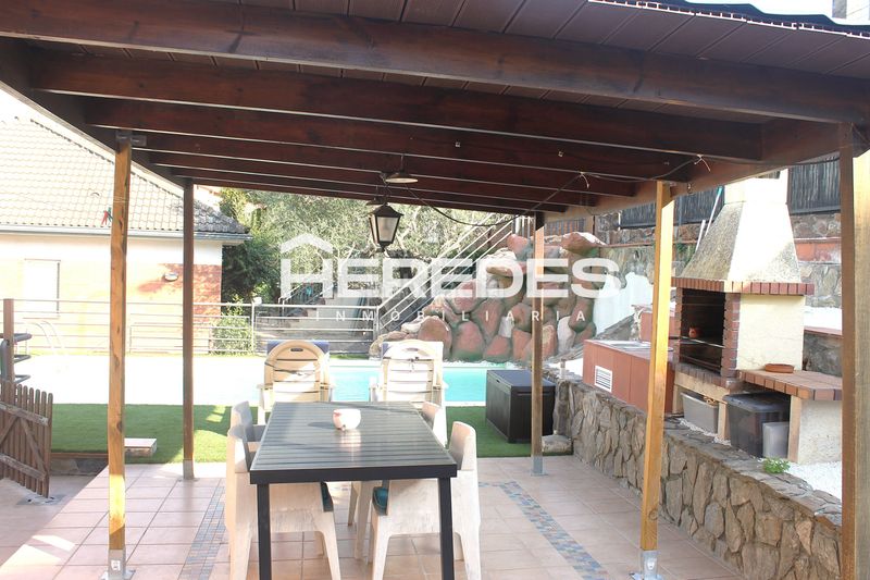 Foto 359e89d6-24d3-4954-9f95-c5870241bc89. Casa amb xemeneia calefacció aparcament piscina a Torrelles de Llobregat