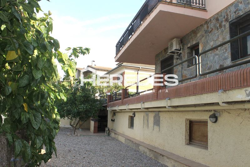 Foto 40f12cd4-cf6b-43df-8744-6e60ca242103. Casa amb xemeneia calefacció aparcament piscina a Torrelles de Llobregat