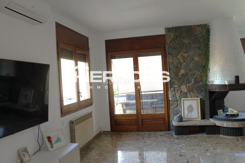 Foto 4c0a90b4-c5fa-468a-9ae9-92ab25a832e5. Casa amb xemeneia calefacció aparcament piscina a Torrelles de Llobregat