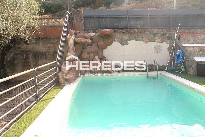 Foto 7bfee47a-f628-42b0-8d7f-e333e2b30ab9. Casa amb xemeneia calefacció aparcament piscina a Torrelles de Llobregat