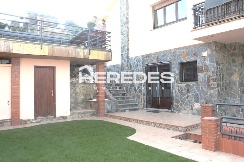 Foto 7e90045a-b415-4361-b68e-ff5f91b1511e. Casa amb xemeneia calefacció aparcament piscina a Torrelles de Llobregat