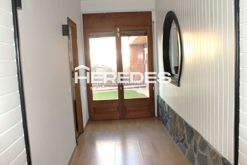 Foto 80db85f0-0fc1-471b-9878-06689731a86b. Casa amb xemeneia calefacció aparcament piscina a Torrelles de Llobregat