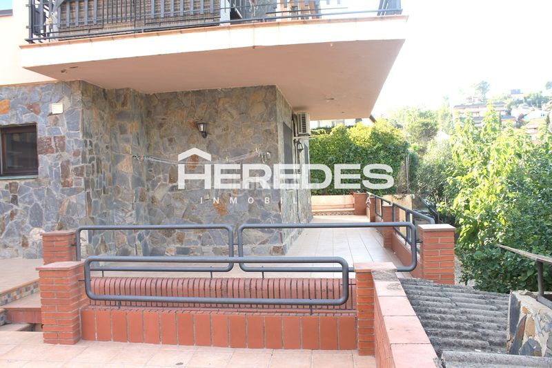 Foto 9181e763-651c-4263-98a6-a5247930b36c. Casa amb xemeneia calefacció aparcament piscina a Torrelles de Llobregat