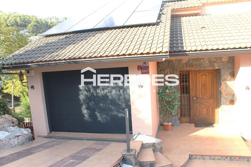 Foto ae63f7e3-f0bd-4c65-a852-0765506c0753. Casa amb xemeneia calefacció aparcament piscina a Torrelles de Llobregat