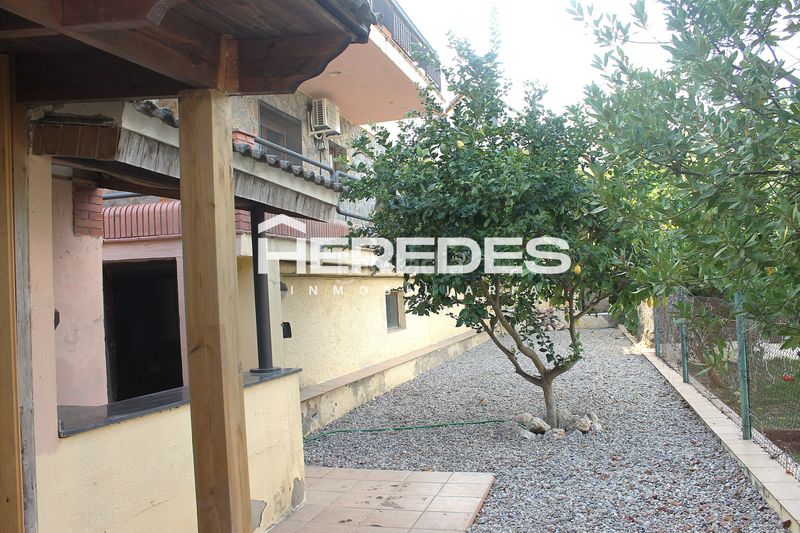 Foto b7d7910f-9ac6-4c09-a80e-c0a4b9c3ca80. Casa amb xemeneia calefacció aparcament piscina a Torrelles de Llobregat