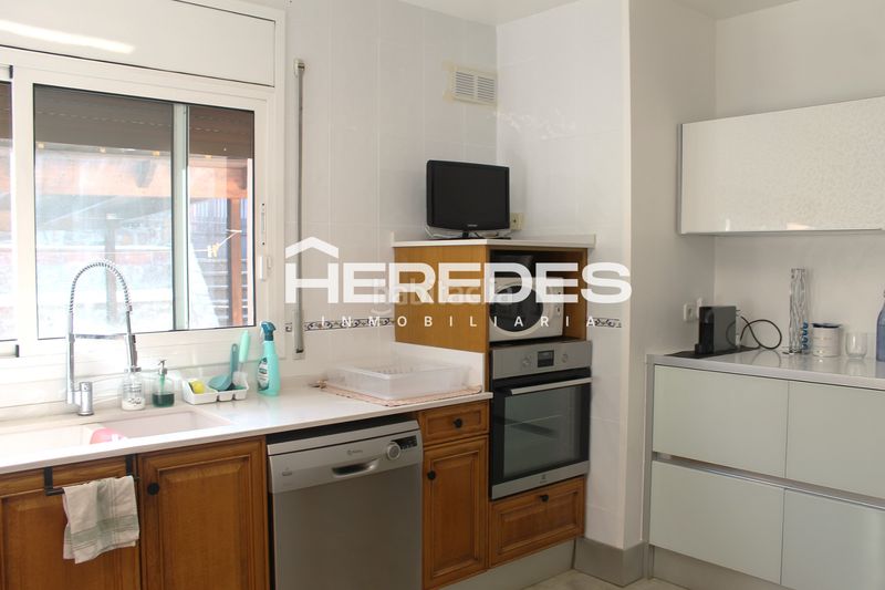 Foto b86c7b2a-d2c7-46ac-8079-b2e5ac72532c. Casa amb xemeneia calefacció aparcament piscina a Torrelles de Llobregat