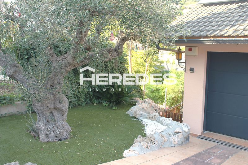 Foto ca5eb6bb-28a2-4d32-b6cb-10a9c1b36504. Casa amb xemeneia calefacció aparcament piscina a Torrelles de Llobregat
