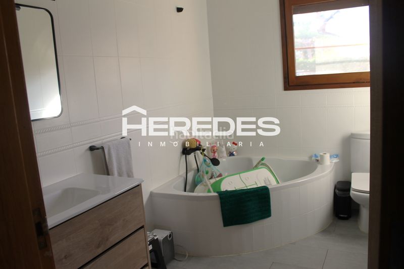 Foto ef1a3612-1634-401f-b32b-118abb7fdfcb. Casa amb xemeneia calefacció aparcament piscina a Torrelles de Llobregat