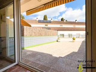 Casa adossada a Torrelles de Llobregat. En el centro del pueblo