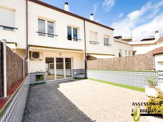 Casa adossada a Torrelles de Llobregat. En el centro del pueblo
