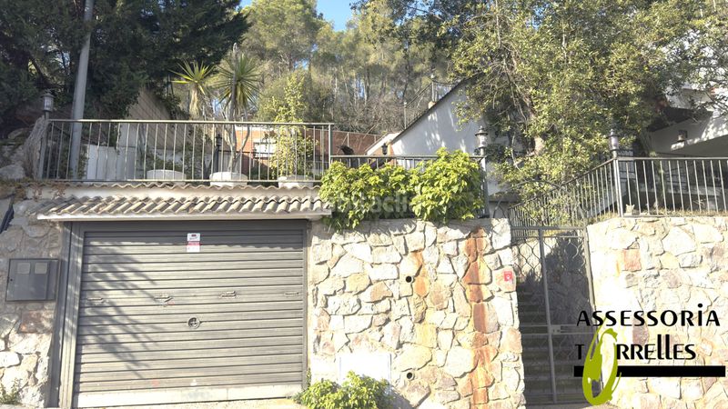 Foto 3b267ba6-c045-4f48-9027-5617b3cda2a0. Xalet amb xemeneia calefacció aparcament a Torrelles de Llobregat