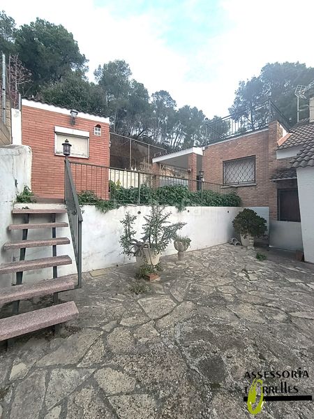Foto cff82db2-84bc-4a0c-8ac8-27b7bbc28d11. Xalet amb xemeneia calefacció aparcament a Torrelles de Llobregat
