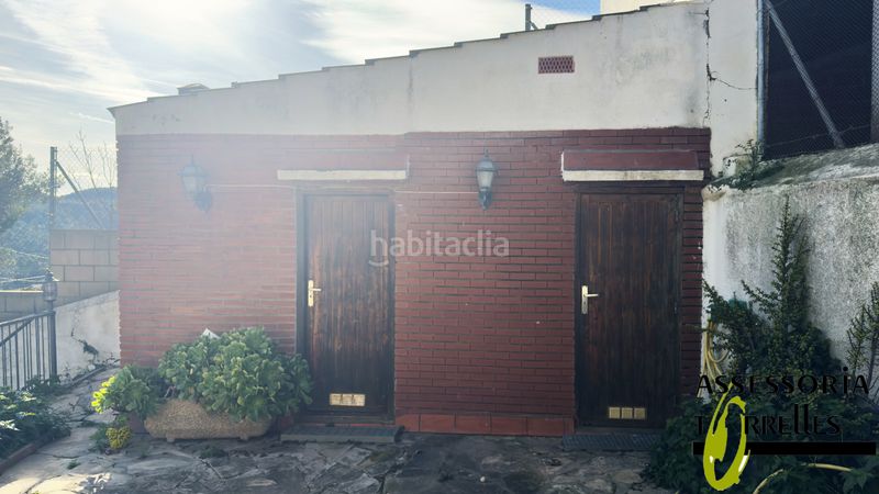 Foto feb6f3a4-bc0f-4d64-84c0-b67c4aa0391d. Xalet amb xemeneia calefacció aparcament a Torrelles de Llobregat
