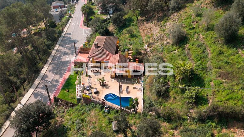 Foto 12e6ba2a-31c9-40f0-bc23-f3d59b897864. Xalet amb xemeneia calefacció aparcament piscina a Torrelles de Llobregat