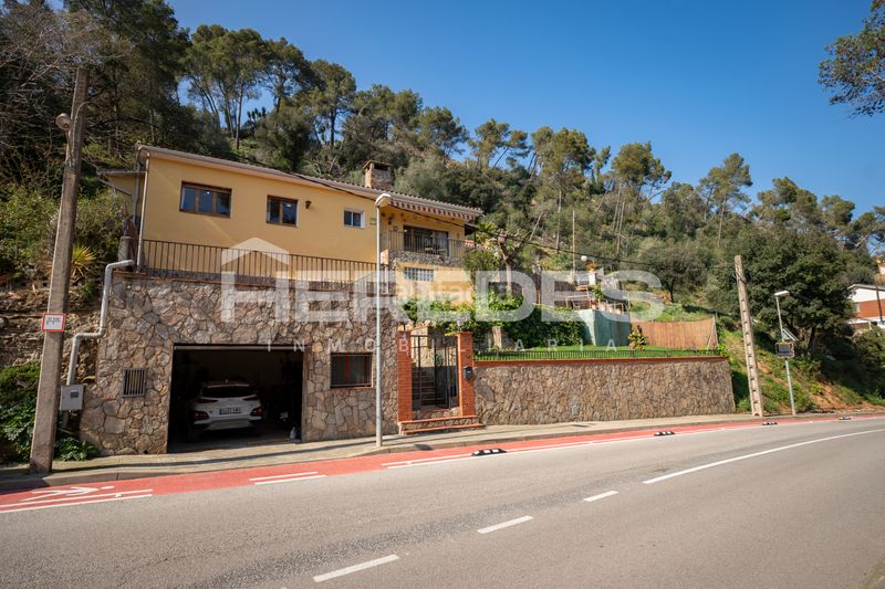 Foto 1d7603bb-2362-4a65-a096-8533f038ef2b. Xalet amb xemeneia calefacció aparcament piscina a Torrelles de Llobregat