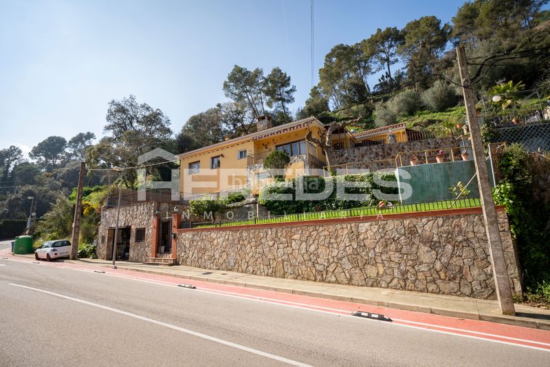 Foto 5df9cee3-d20c-49d9-b26a-036b41e42cd7. Xalet amb xemeneia calefacció aparcament piscina a Torrelles de Llobregat