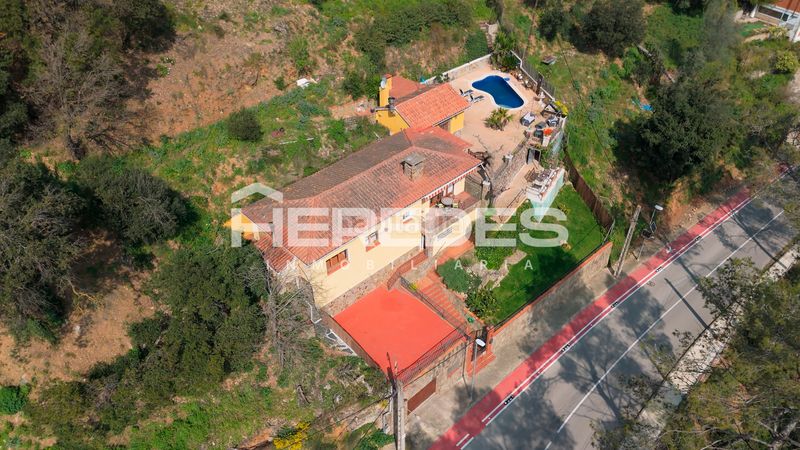 Foto 79177541-9c43-4f49-aa8f-bd44b67b8496. Xalet amb xemeneia calefacció aparcament piscina a Torrelles de Llobregat