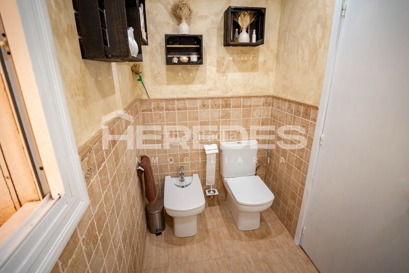 Foto 91376bcf-ace6-4544-ba56-e3e0493dd2e7. Xalet amb xemeneia calefacció aparcament piscina a Torrelles de Llobregat