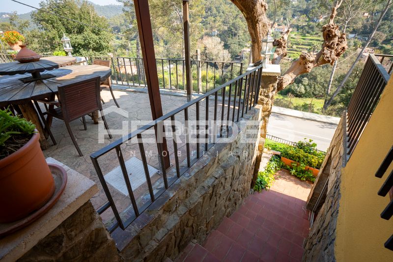 Foto b299e459-f185-4d18-a1c6-a3ee4a8e3e98. Xalet amb xemeneia calefacció aparcament piscina a Torrelles de Llobregat