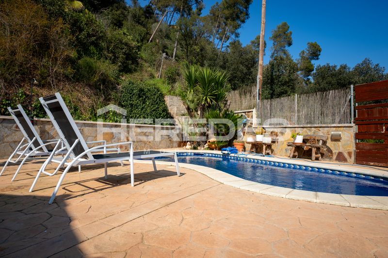 Foto b376ac0b-4765-4d22-a6dd-3e16869145e6. Xalet amb xemeneia calefacció aparcament piscina a Torrelles de Llobregat