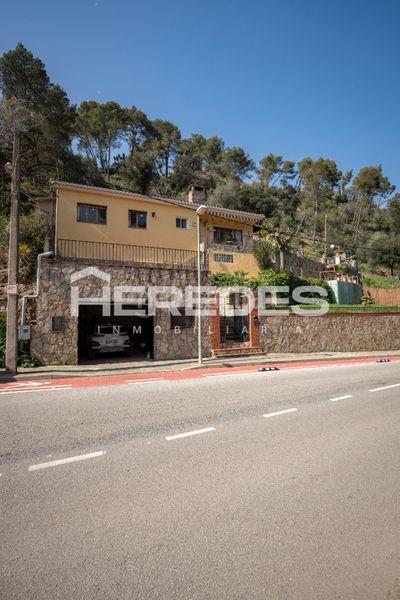 Foto c33e8e68-2d76-4364-8b88-04d7e09126e5. Xalet amb xemeneia calefacció aparcament piscina a Torrelles de Llobregat