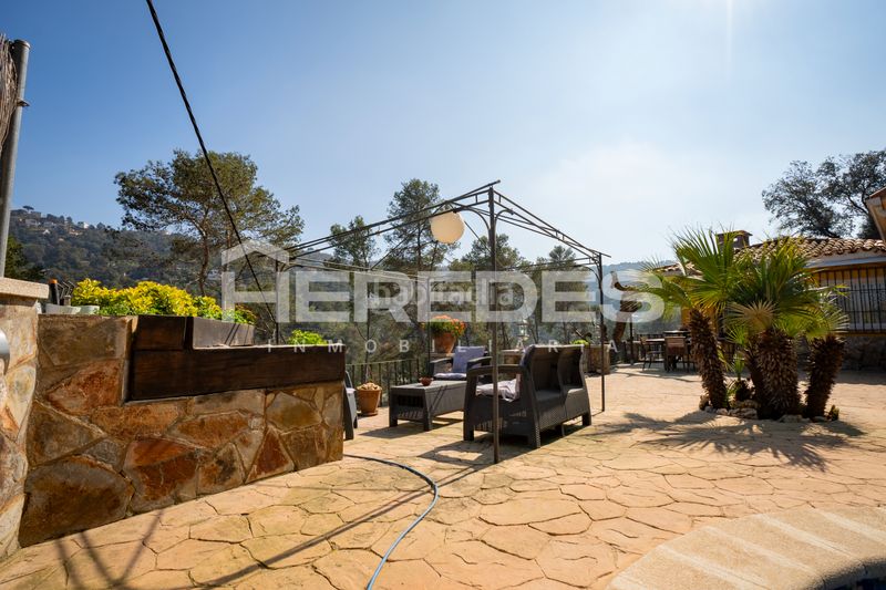 Foto da42f32e-16da-4c7b-8e83-73e9c51c6b7a. Xalet amb xemeneia calefacció aparcament piscina a Torrelles de Llobregat