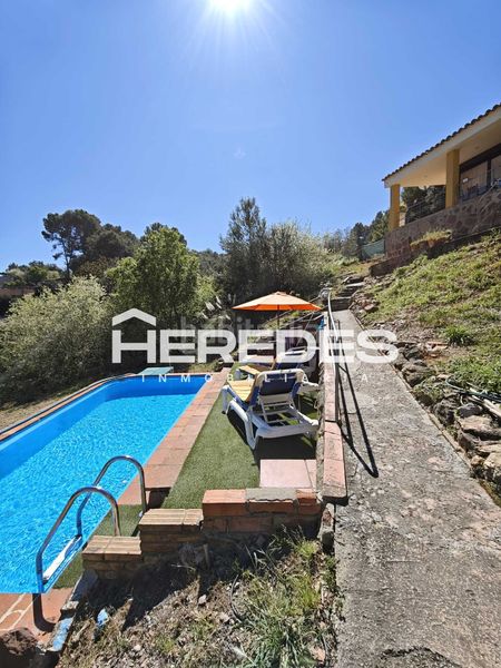 Foto bf4d4c60-d0f3-4501-9011-537c2879e874. Casa amb xemeneia calefacció aparcament piscina a Torrelles de Llobregat