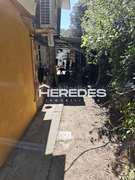 Foto f28cff00-2408-400d-a627-b5030e7ee11a. Casa amb xemeneia calefacció aparcament piscina a Torrelles de Llobregat