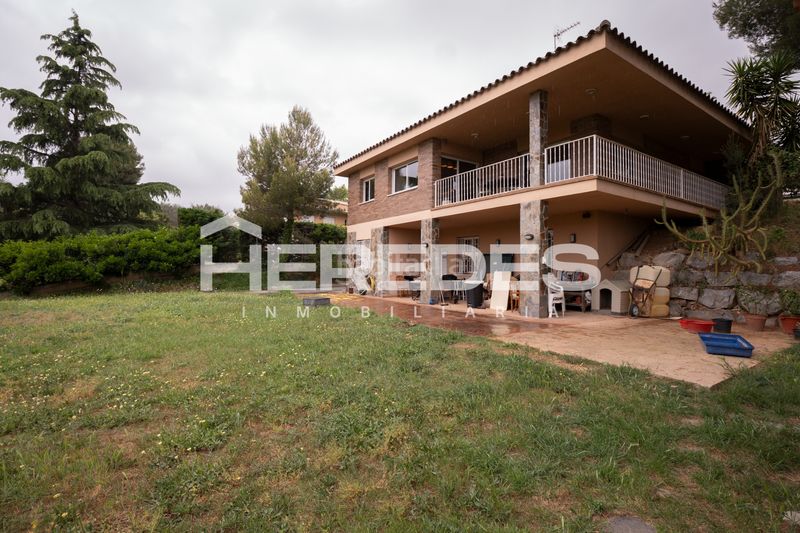 Foto e9890bf2-046c-41ae-b72a-95170efd6a9f. Casa amb xemeneia calefacció aparcament a Castellarnau Sabadell