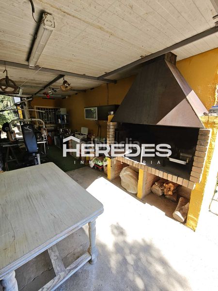 Foto 4f8f0bb1-e225-4a7c-bd3a-f13921433872. Casa amb xemeneia calefacció aparcament piscina a Torrelles de Llobregat